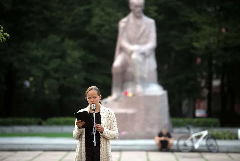 Ingmāra Balode piedalās dzejas lasījumā "Latviešu dzejas maratonā" Eiropas kultūras galvaspilsētas "Rīga 2014" kultūras vasarnīcā Esplanādē.