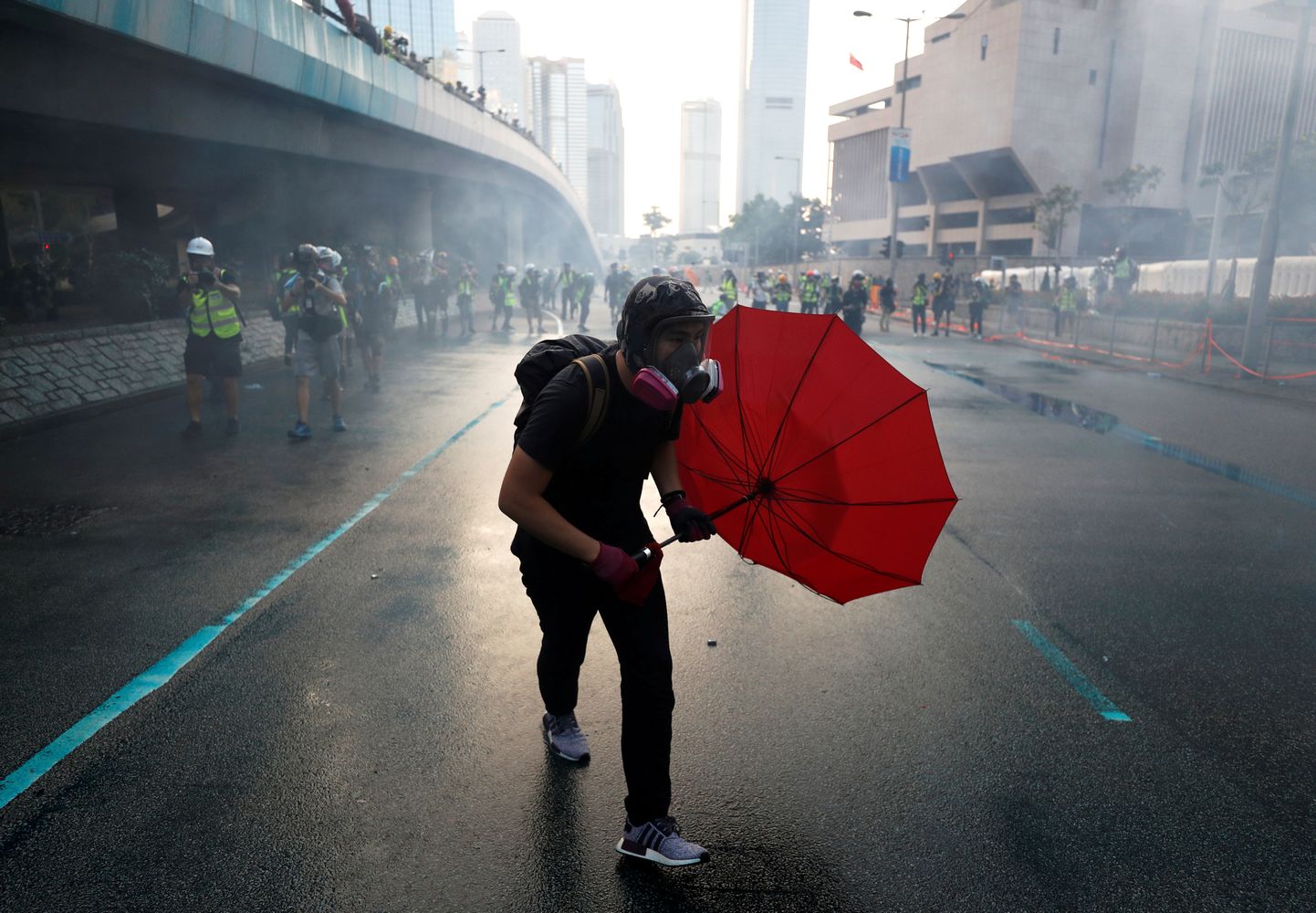 Hongkongi meeleavaldaja pühapäeval Hiina erihalduspiirkonna valitsushoonete kompleksi juures, kus puhkesid protestijate ja märulipolitseinike vahel kokkupõrked.
