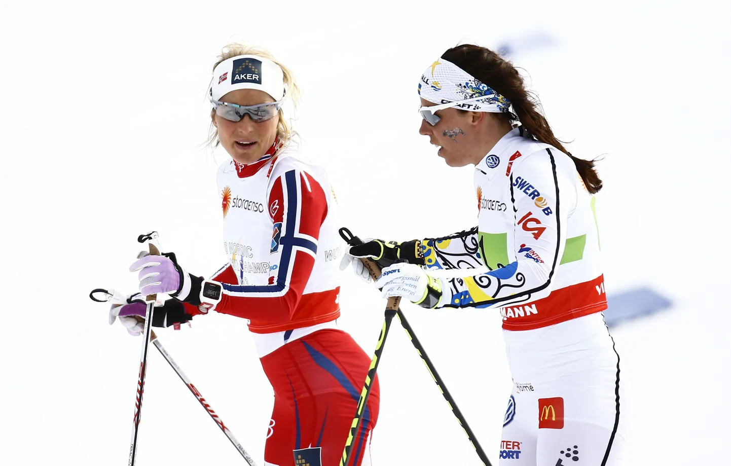 Therese Johaug (vasakul) ja Charlotte Kalla