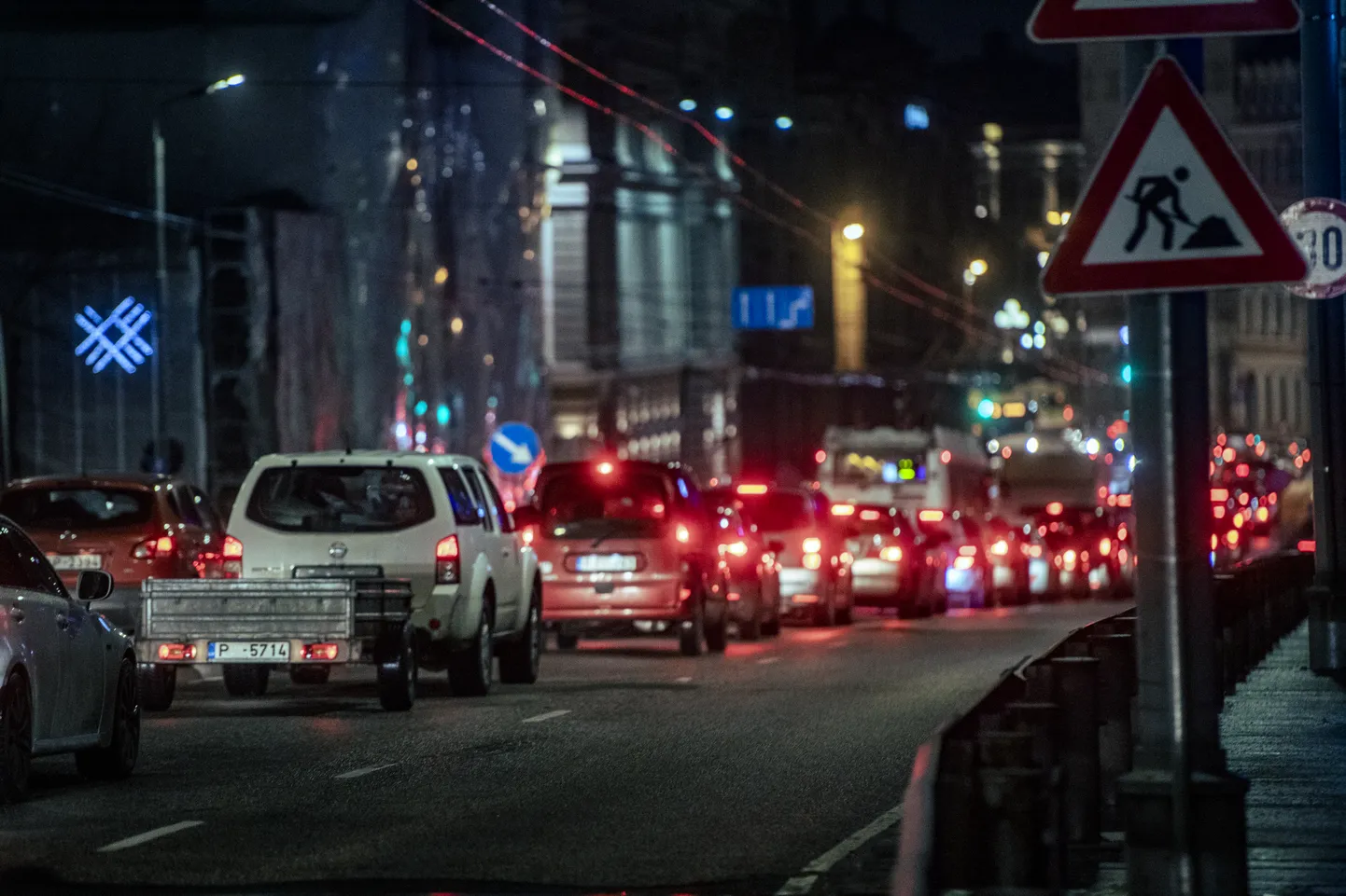 Foto: Satiksme galvaspilsētas centrā 18.decembra pievakarē