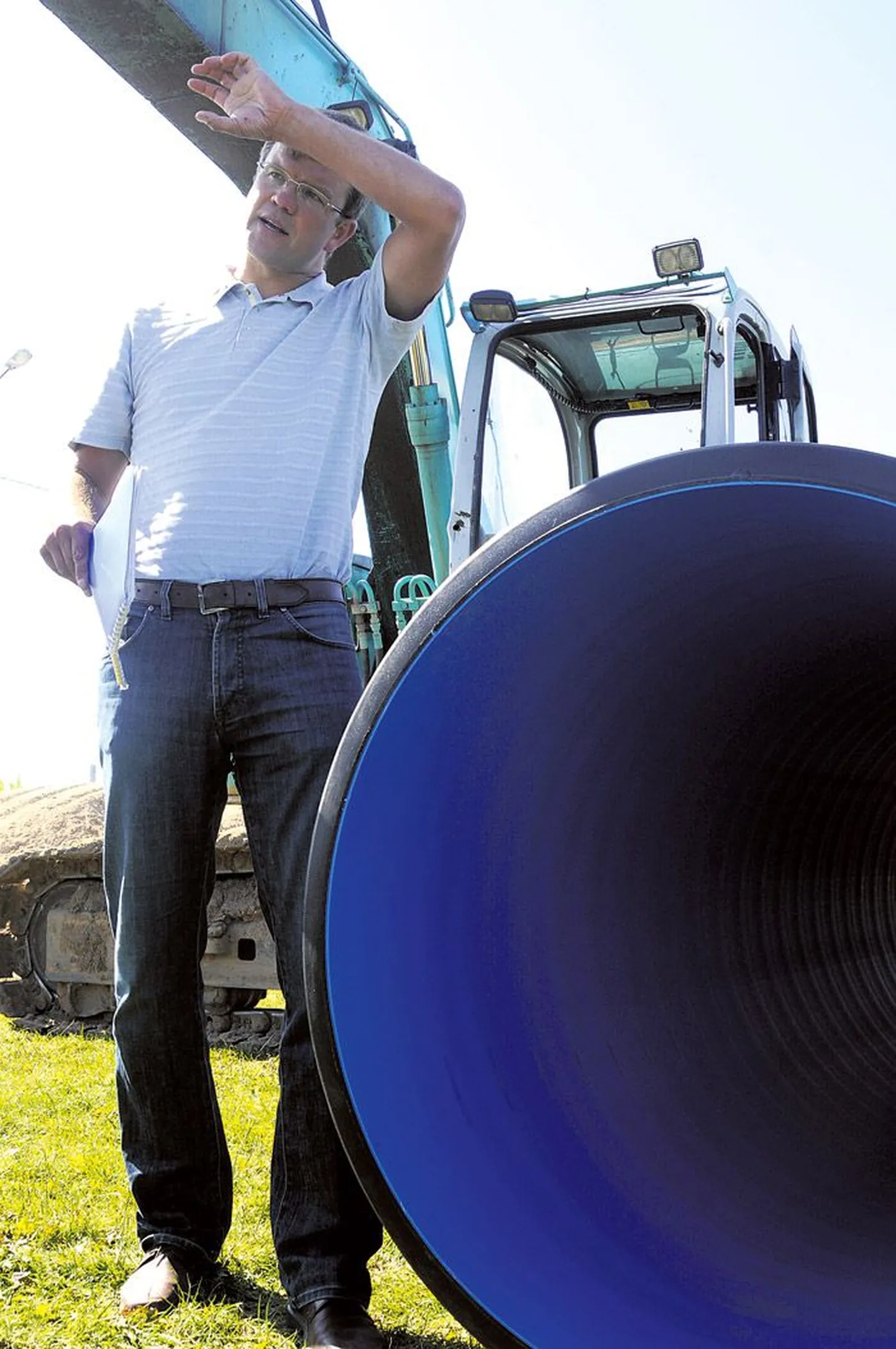 Veevärgi juht Toomas Kapp näitab sademeveetoru, mis kaevatakse maasse Sepa tänava ääres.