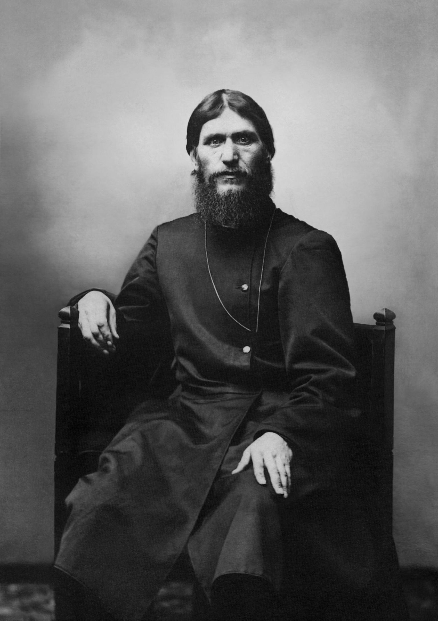 Grigori Rasputinil oli Vene tsaari Nikolai II perekonnas õukonna meelest liiga tähtis positsioon. Tsaari lähedased proovisid teda kõrvaldada alustuseks mürgitamise läbi.