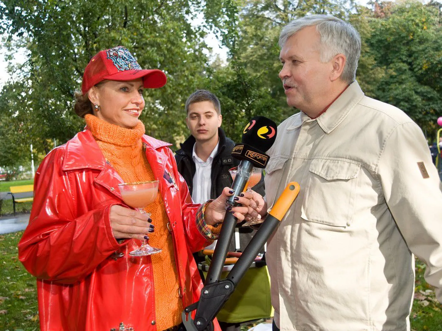 Jüri Pihl ja Anu Saagim Politseiparki koristamas