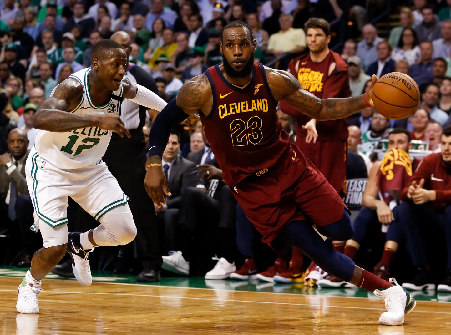 LeBron James (23) ja Terry Rozier (12).