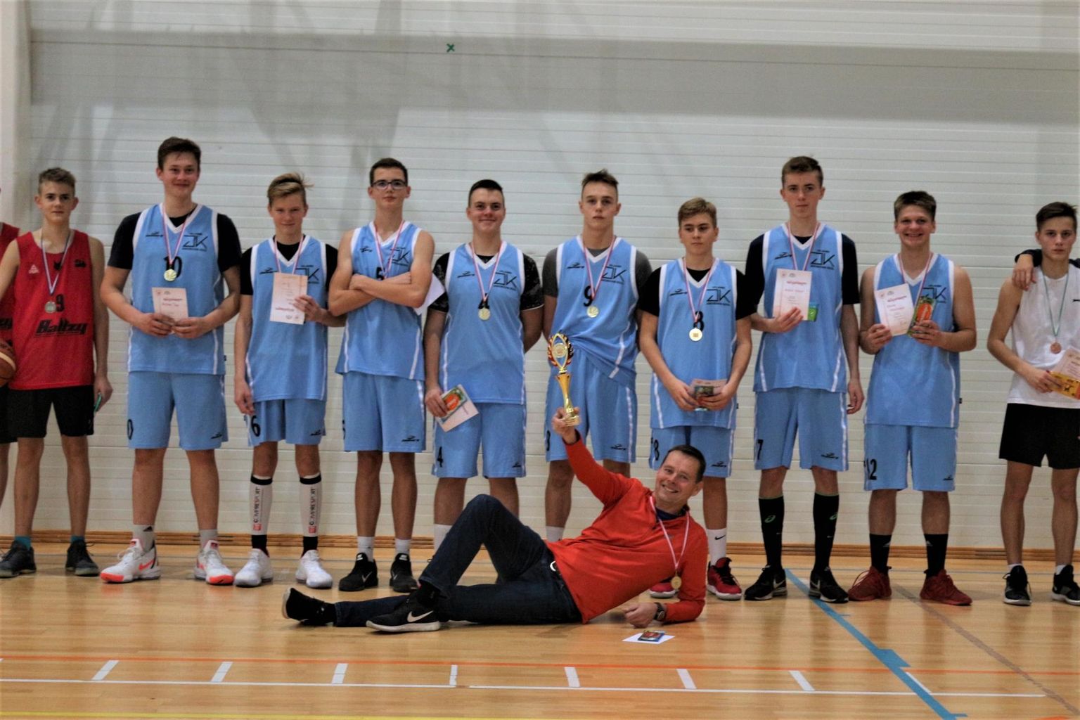 Teisipäeval peeti Abja spordihoones maakonna koolide poiste korvpallikarikavõistlusi ning võitjaks tuli Viljandi Jakobsoni kool.