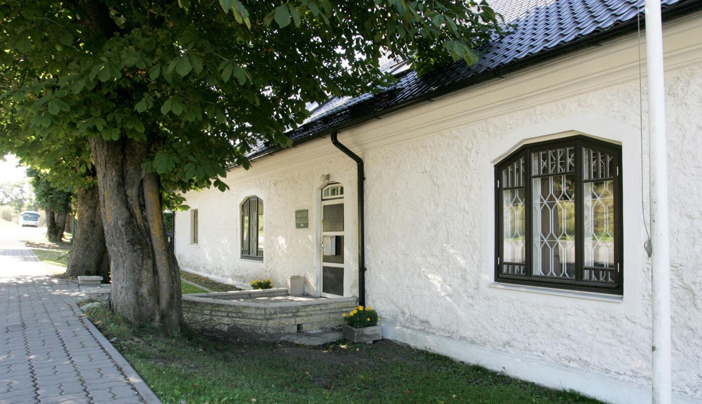 Enne omavalitsuste ühinemist Rakvere vallamaja ülesandeid täitnud vana hoone Rakvere linnas Vallikraavi tänaval ootab uut omanikku.