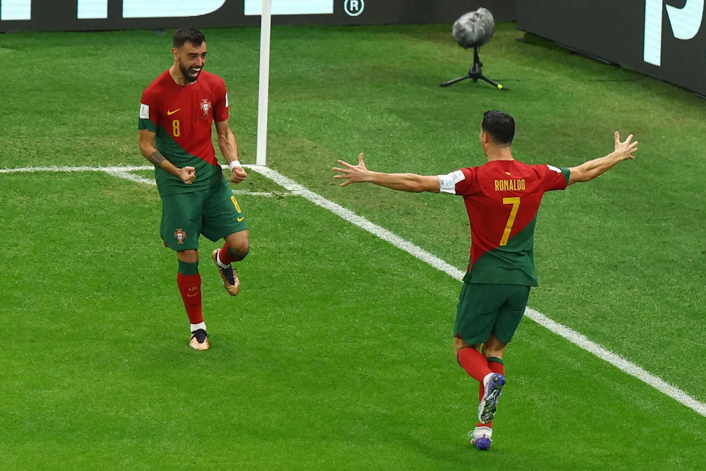 Bruno Fernandes ja Cristiano Ronaldo Portugali väravat tähistamas