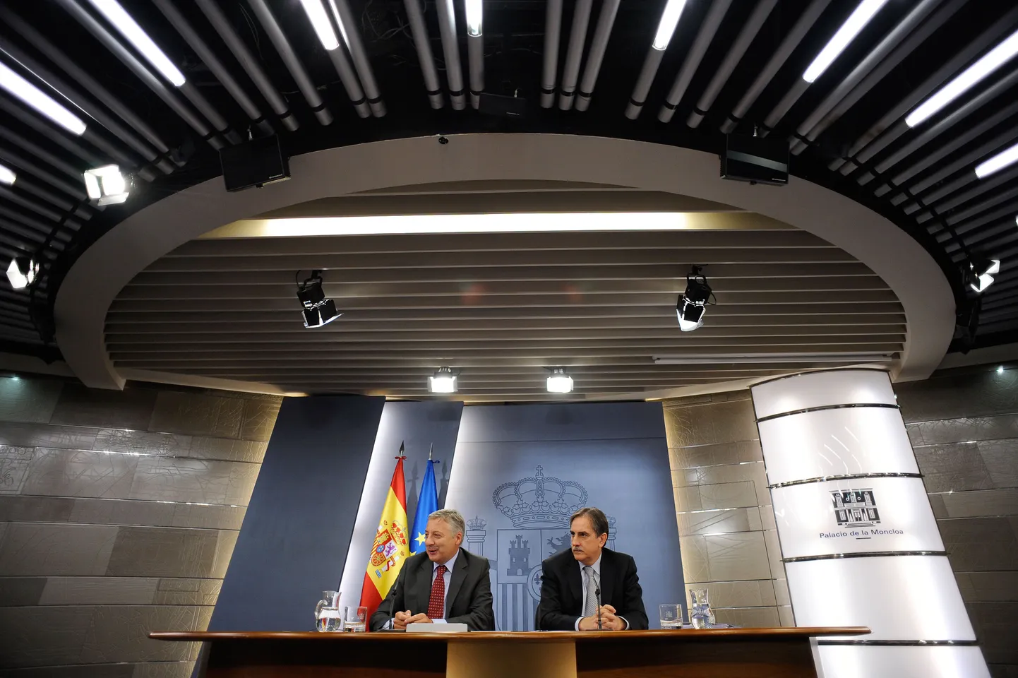 26. augustil peetud pressikonverents, kus Hispaania valitsuse esindajad kokkuleppest piirata riigivõlga ja eelarvepuudujääki. Pildil töö- ja immigratsiooniminister Valeriano Gomez (paremal) ning transpordi- ja arenguminister Jose Blanco.