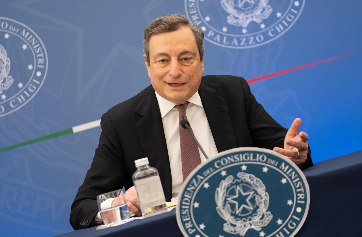 Itaalia peaminister Mario Draghi eilsel pressikonverentsil.