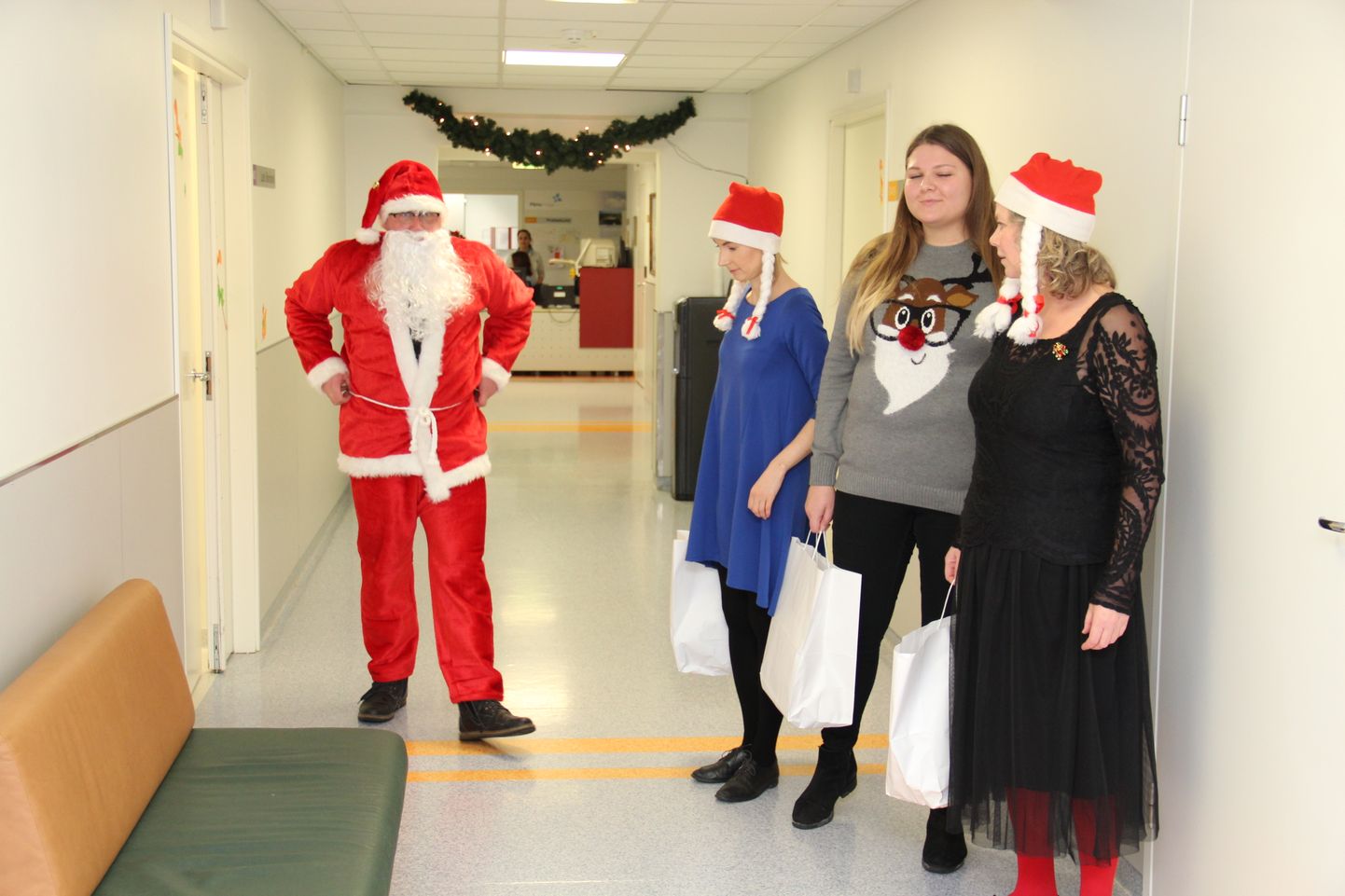 Jõuluvana koos päkapikkudega külastas Pärnu haiglas viibivaid lapsi.