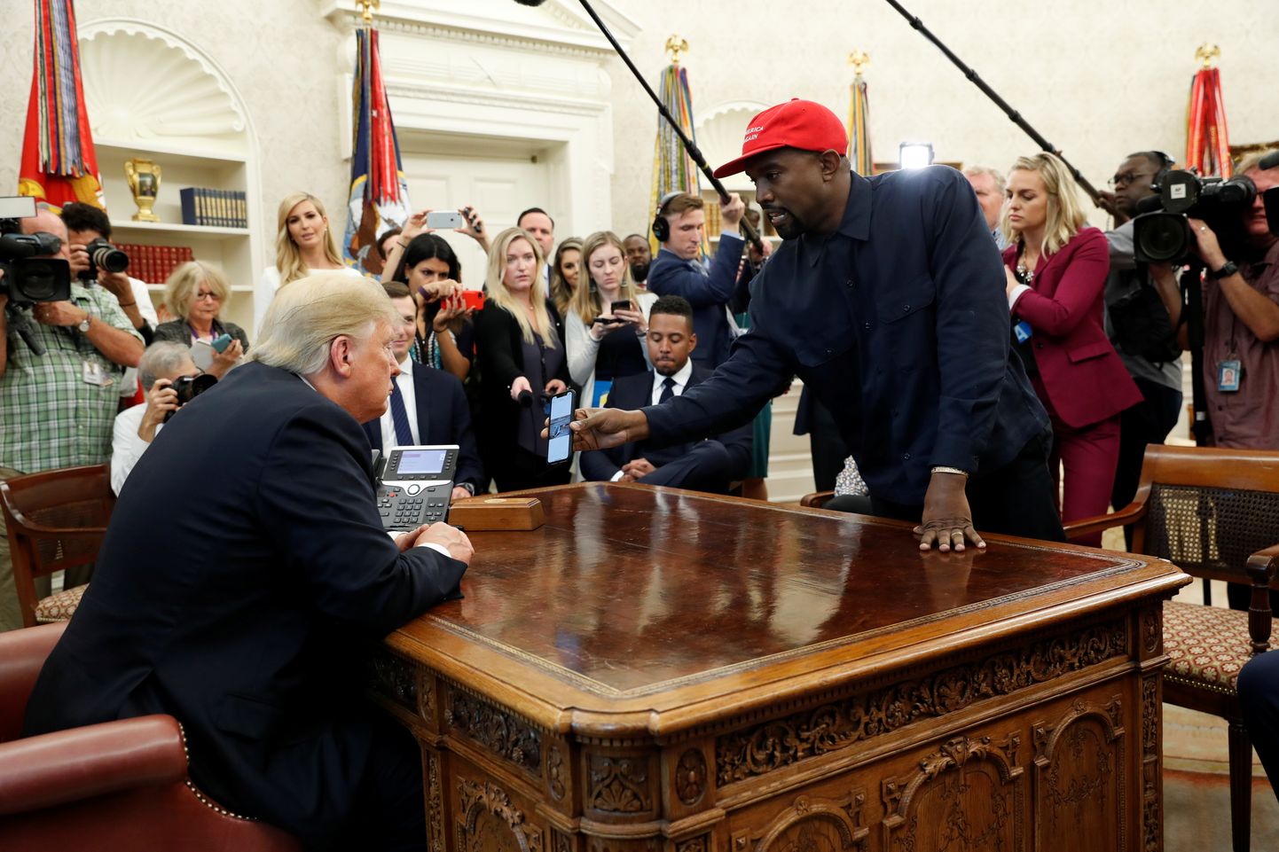 Räppar Kanye West kohtub USA president Donald Trumpiga Valges Majas.