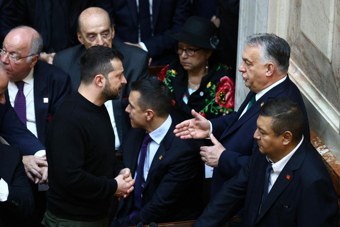 Ukraina president Volodõmõr Zelenskõi ja Ungari peaminister Viktor Orbán detsembrikuisel koridorikohtumisel Argentina parlamendis.
