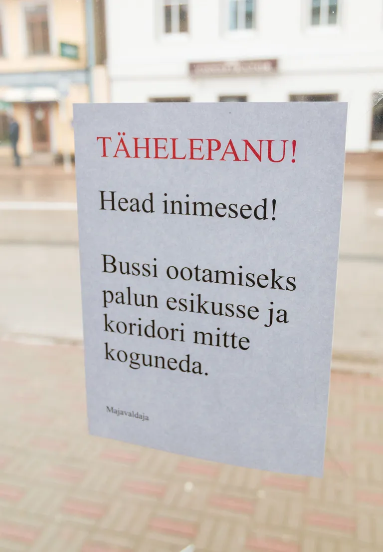 Vaidlust tekitanud maja esiku välisaknale on nüüdseks majaomanik pannud sildid, mis keelavad esikut bussi ootamiseks kasutada. / Foto:  Arvo Meeks/Valgamaalane
