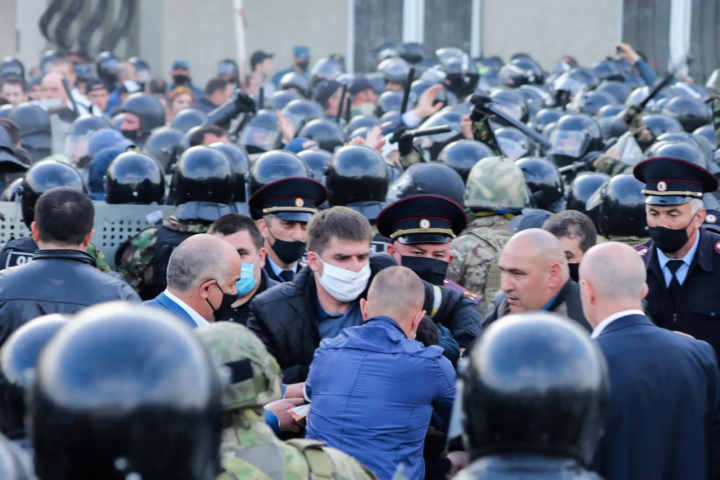 Aprillis toimus Venemaal esimene suurem meeleavaldus karantiini ja sellest tingitud sissetulekupuuduse vastu. Protestijatel tekkisid Põhja-Osseetia pealinnas Vladikavkazis kokkupõrked politseinikega ja selle tagajärjel määrati poolesajale inimesele 15 päeva aresti.