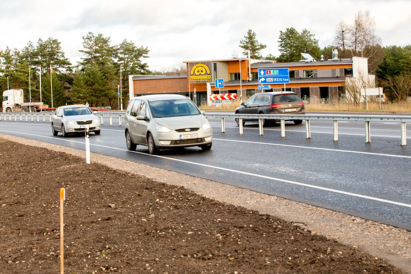Lugeja Evald Kukk peab liikluskorraldust Pärnamägede uue kohviku juures ohtlikuks ja paneb maanteeametile südamele, et seda suvehooajaks, mil liikvel palju lastega peresid, nii ei jäetaks.