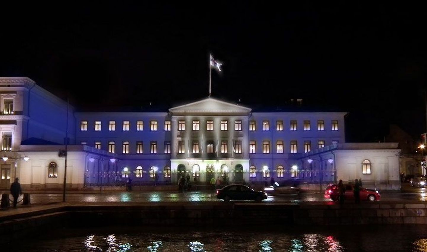 Helsingi valgusfestivali üks installatsioone: presidendiloss Soome lipuvärvides