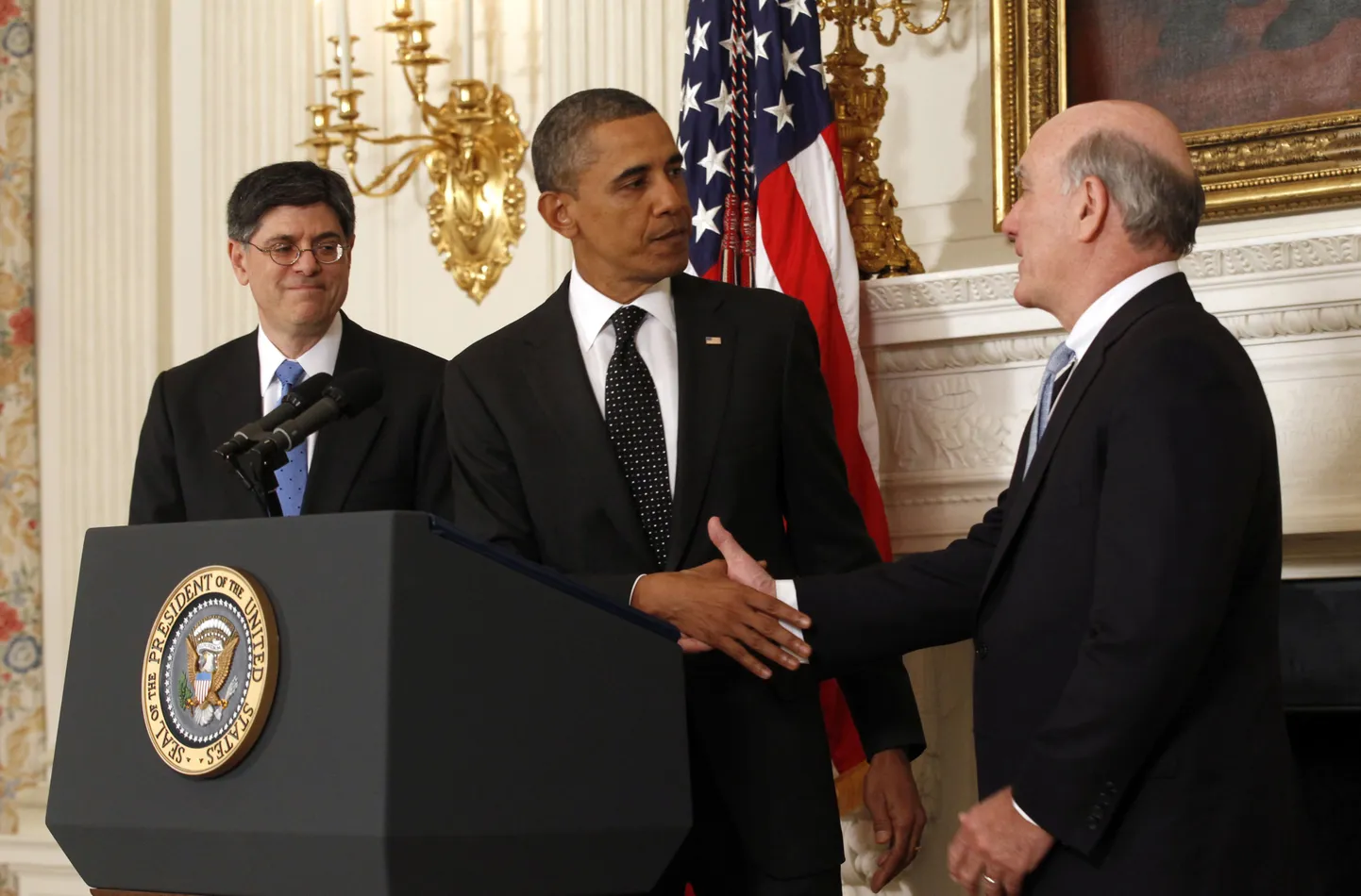Barack Obama kätlemas Bill Daleyt, taamal Jack Lew