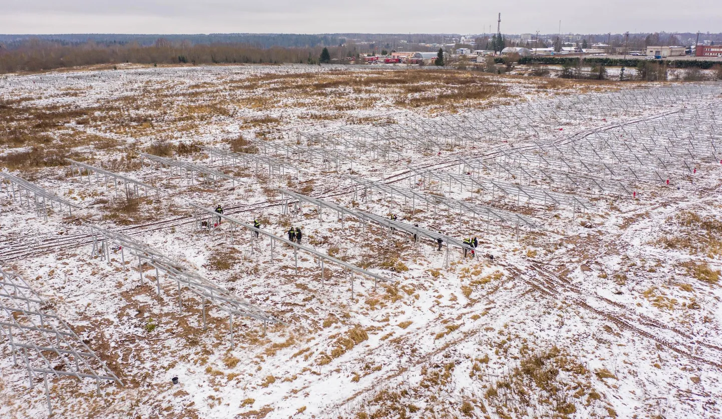 Valga lähedale Valga–Tõrva tee äärde Uspili, Päikese ja Mäe-Kelli kinnistutele kerkiva päikesepargi võimsus on suisa 8,36 megavatti, kuigi see jaotub toetuse saamise nimel 50-kilovatisteks osadeks.