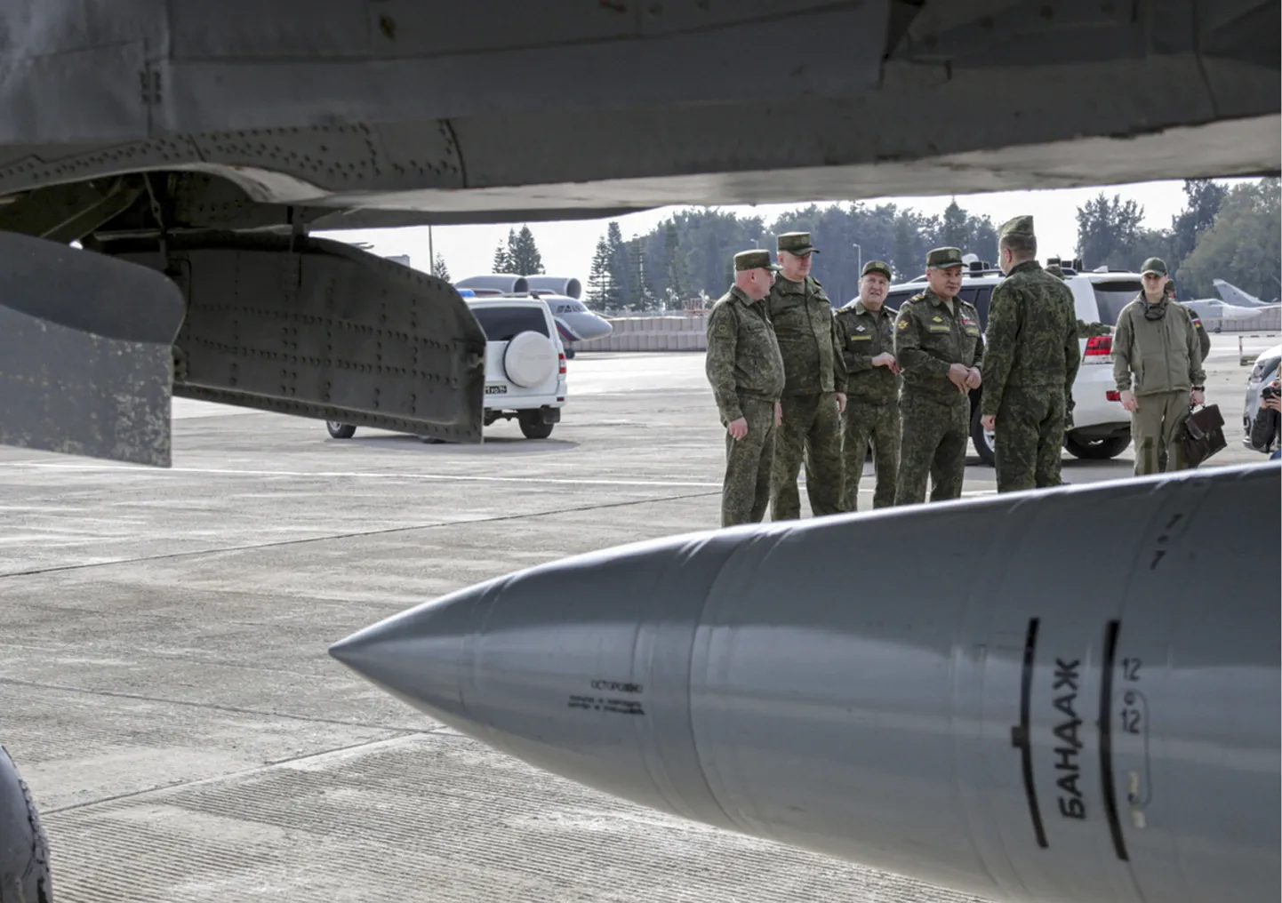 Vene armee korraldab oma vägede ja tehnika äraviimist läbi Hmeimimi õhuväebaasi ja Tartusi sadama. Venemaa kaitseminister Sergei Šoigu ja sõjaväelased Hmeimimi õhuväebaasis. 15. veebruar 2022.