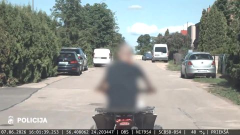 VIDEO ⟩ Vīrietis ar bērnu uz kvadracikla bēg no po