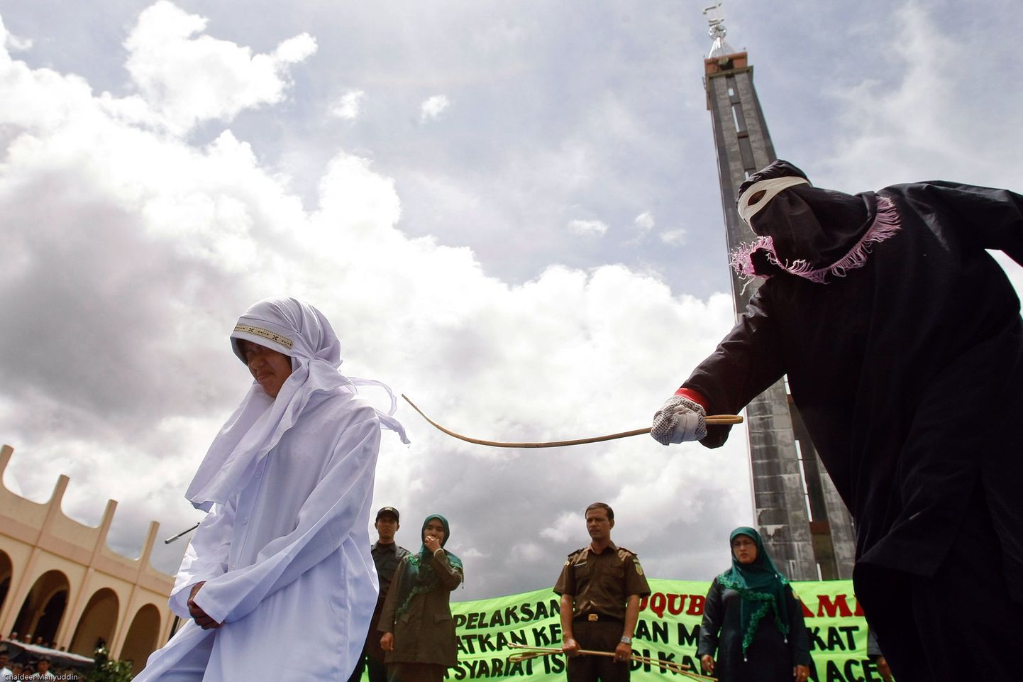 Illustratiivsel pildil viiakse šariaadiseaduste järgi määratud karistust täide Indoneesias.