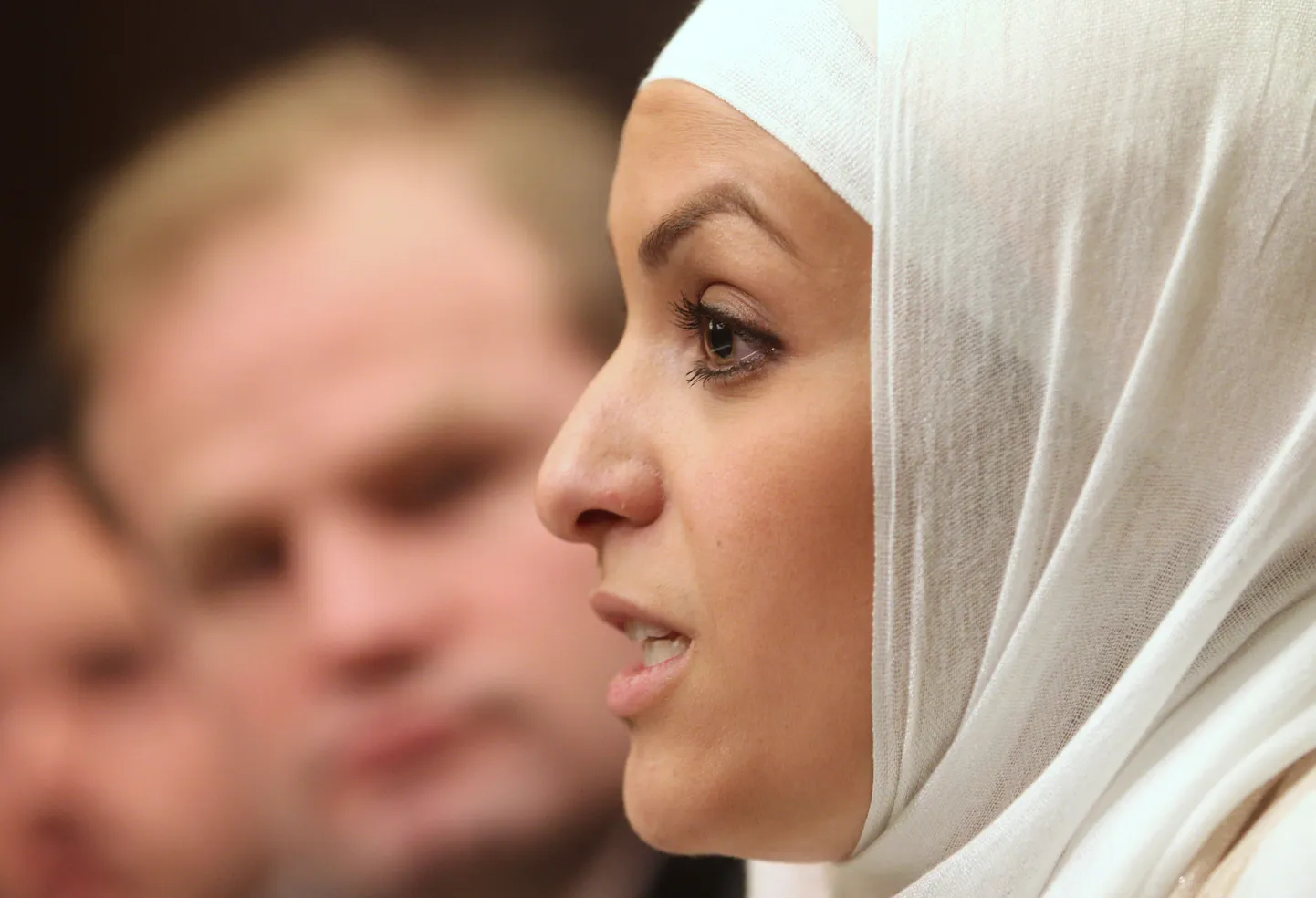 See egiptlane sidus end 11. aprillil Kairos Tahriri väljakul laternaposti külge, et protestida endise luureülema Omar Suleimani kandidatuuri vastu presidendivalimistel.