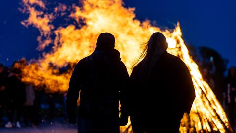 GALERII JA VIDEO ⟩ Muinastuli Raiekivi säärel