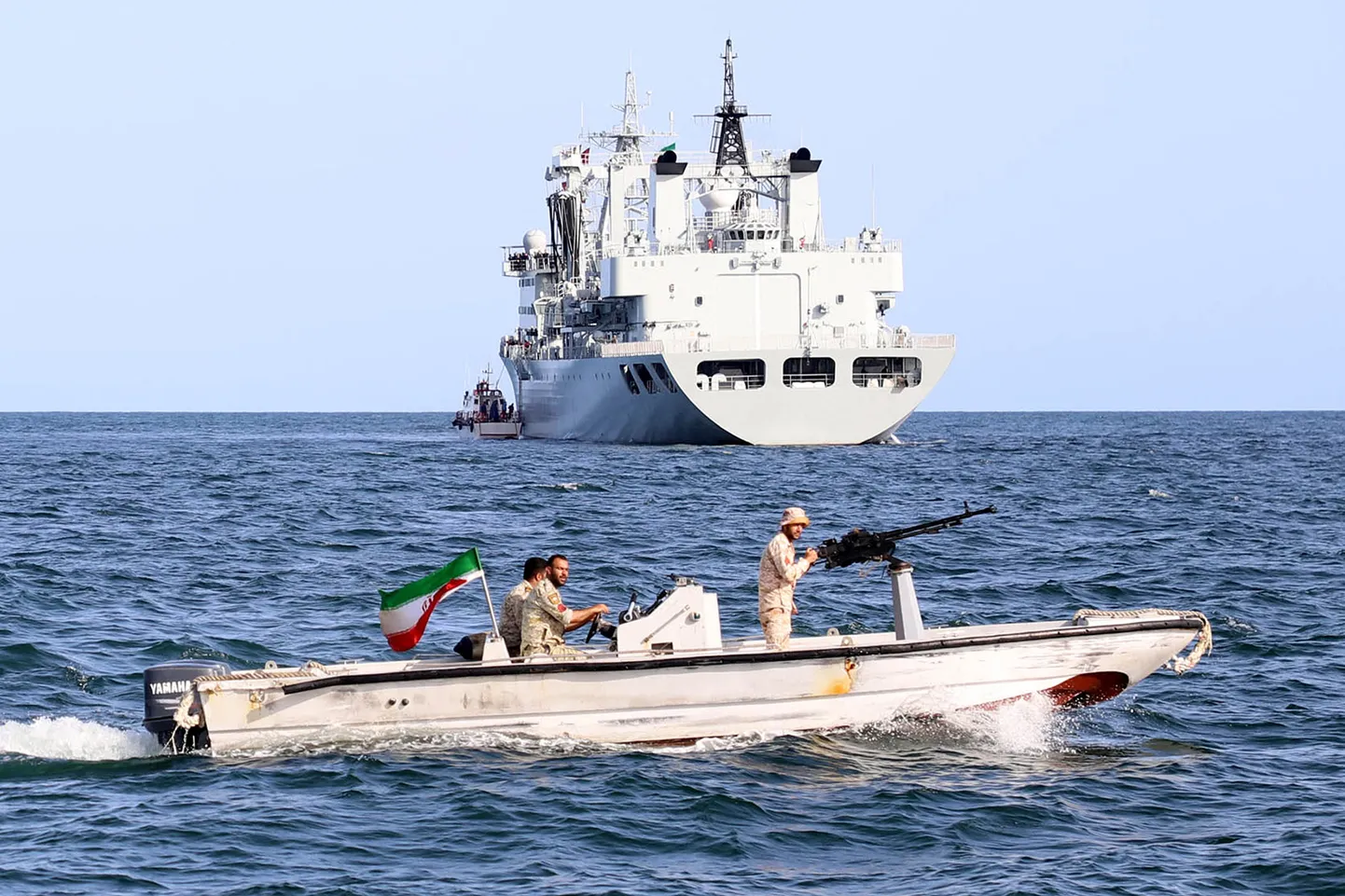 Iraani meremehed kiirkaatril Hiina Rahvavabastusarmee mereväe (PLAN) 903A tüüpi varustuslaeva lähedal Iraani, Venemaa ja Hiina ühise mereväeõppuse «Maritime Security Belt 2024»  ajal Omani lahes 12. märtsil 2024. aastal.