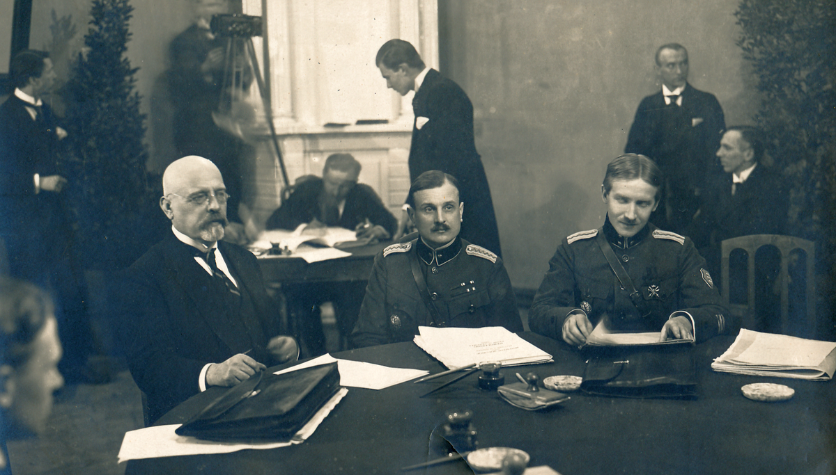 Esiplaanil Eesti delegatsiooni liikmed Jaan Poska, kindral Jaan Soots ja kolonel Victor Mutt.