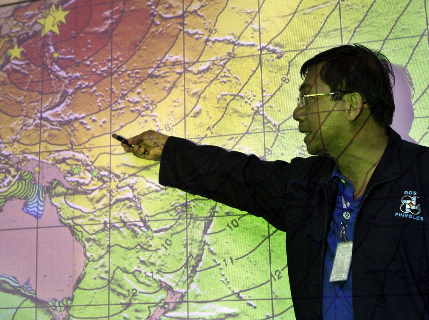 Filipiinide vulkanoloogia ja seismoloogia instituudi direktor Renato Solidum näitab kaardi ees tsunami liikumise teekonda.