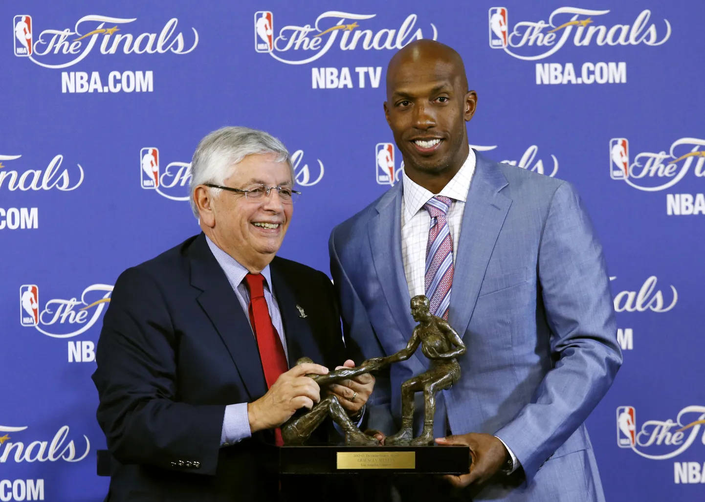 NBA komissar David Stern (vasakul) andis  2013. aastal Chauncey Billupsile Twyman-Stokes'i auhinna, mis on mõeldud parimale meeskonnakaaslasele.