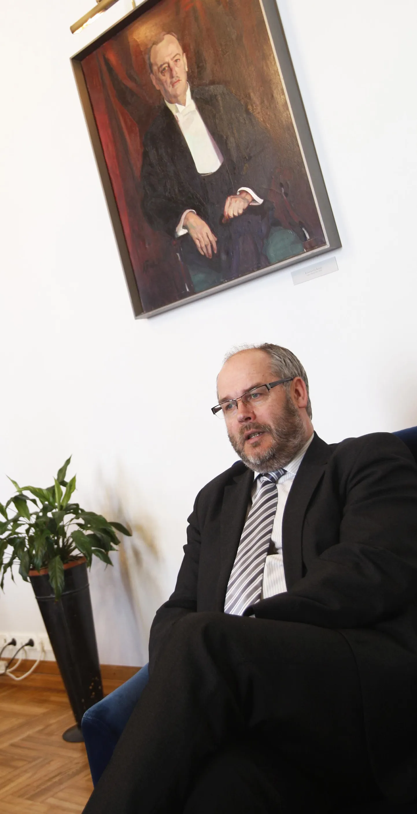Tartu Ülikooli rektorit Alar Karist seiravad tema kabineti seinalt sõjaeelsed professorid Gustav Suits ja Konstantin Konik, kes küsivad ilmselt sedasama, mida ta isegi: kas plaanitav rektori valimisviisi reformimine viib alma mater’i õitsengule või hoopis kaosesse?