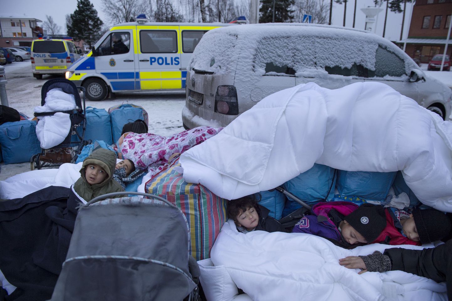 Süüriast pärit Nor, Saleh ja Hajaj Fatema magamas Rootsi migratsiooniameti ees Stockholmi lähedal Marstas.