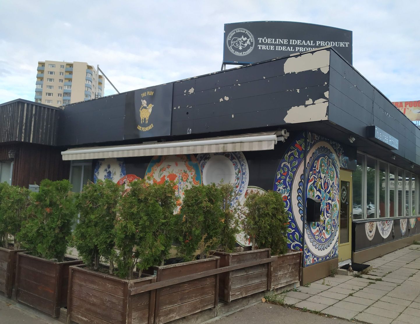 Фасад ресторана, находящегося рядом с торговым центром Nurmenuku, давно требует ремонта.