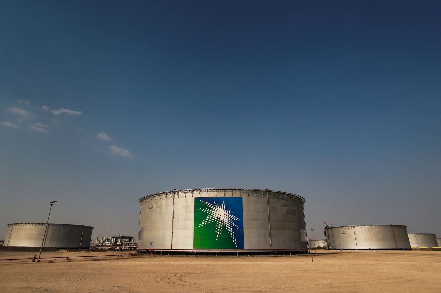 Saudi Aramco logoga naftamahutid Saudi Araabias Abqaiqis.