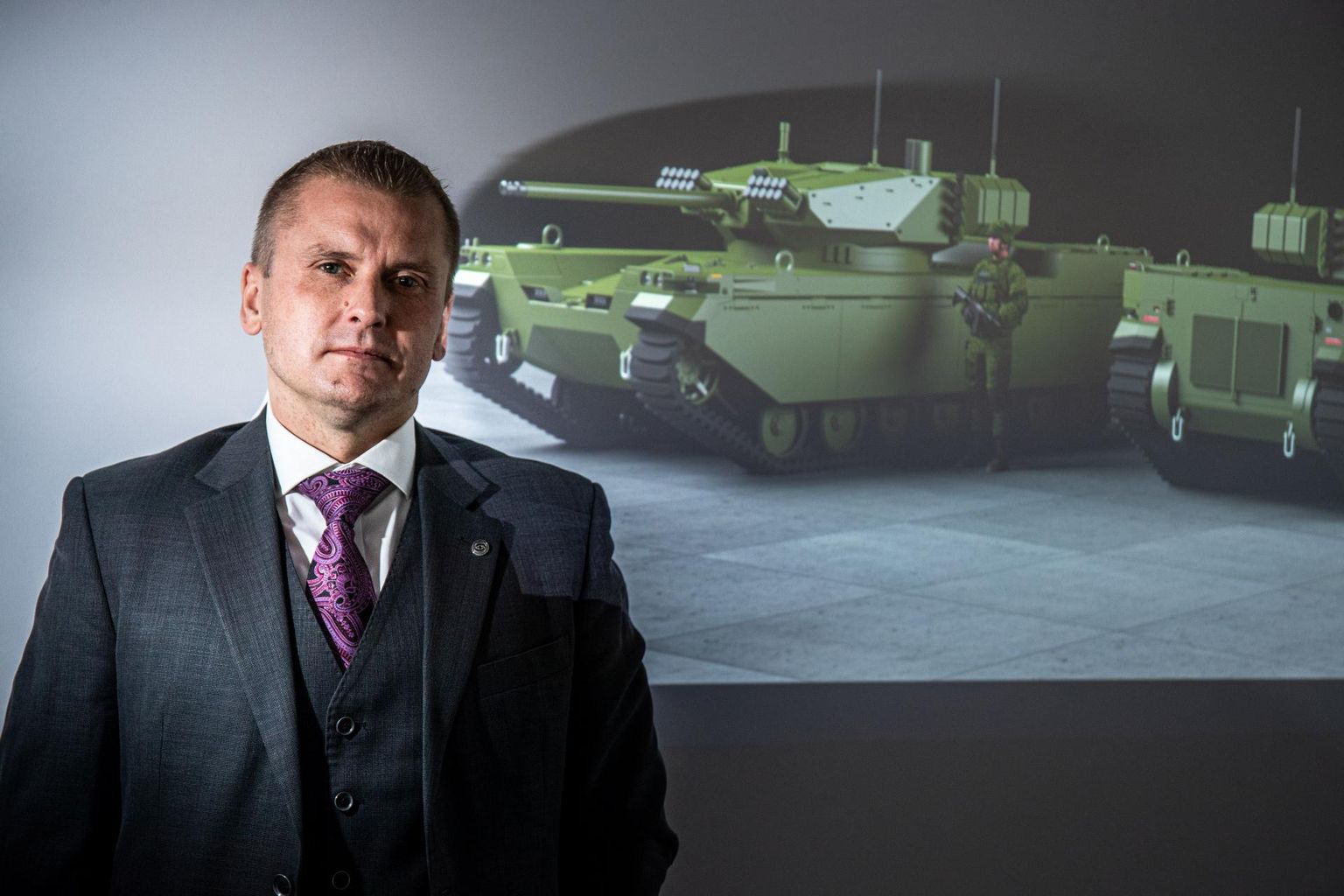 Eesti sõjatööstusfirma Milrem Robotics juht Kuldar Väärsi loodab TypeX-tüüpi sõjamasinatega (taustal) asendada kõik vana kooli jalaväe lahingumasinad.