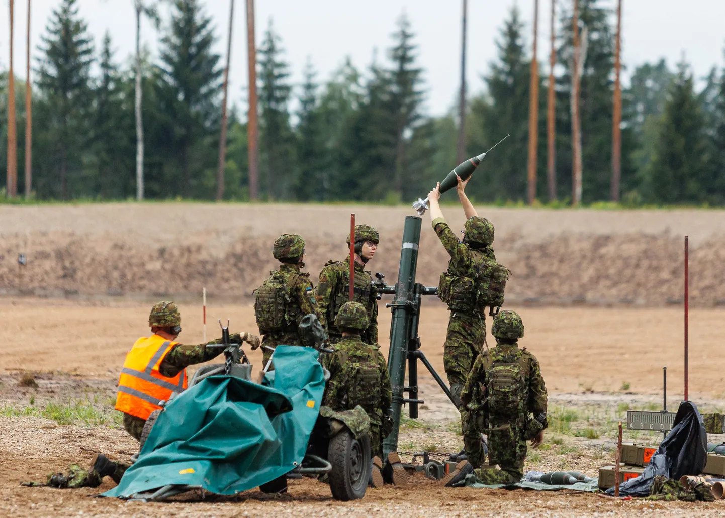 Nursipalu harjutusväljakul käisid reservväelased, kes harjutasid muu hulgas 81 mm ja 120 mm miinipildujatest laskmist. Pilt on illustratiivne.