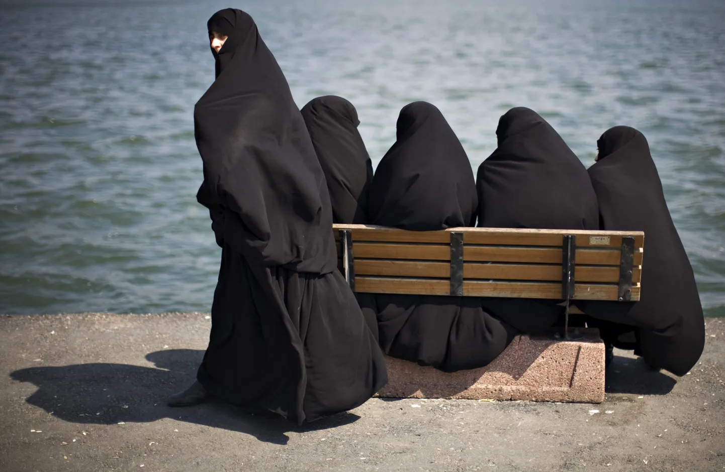 Мусульманки на берегу Мраморного моря. Иллюстративное фото