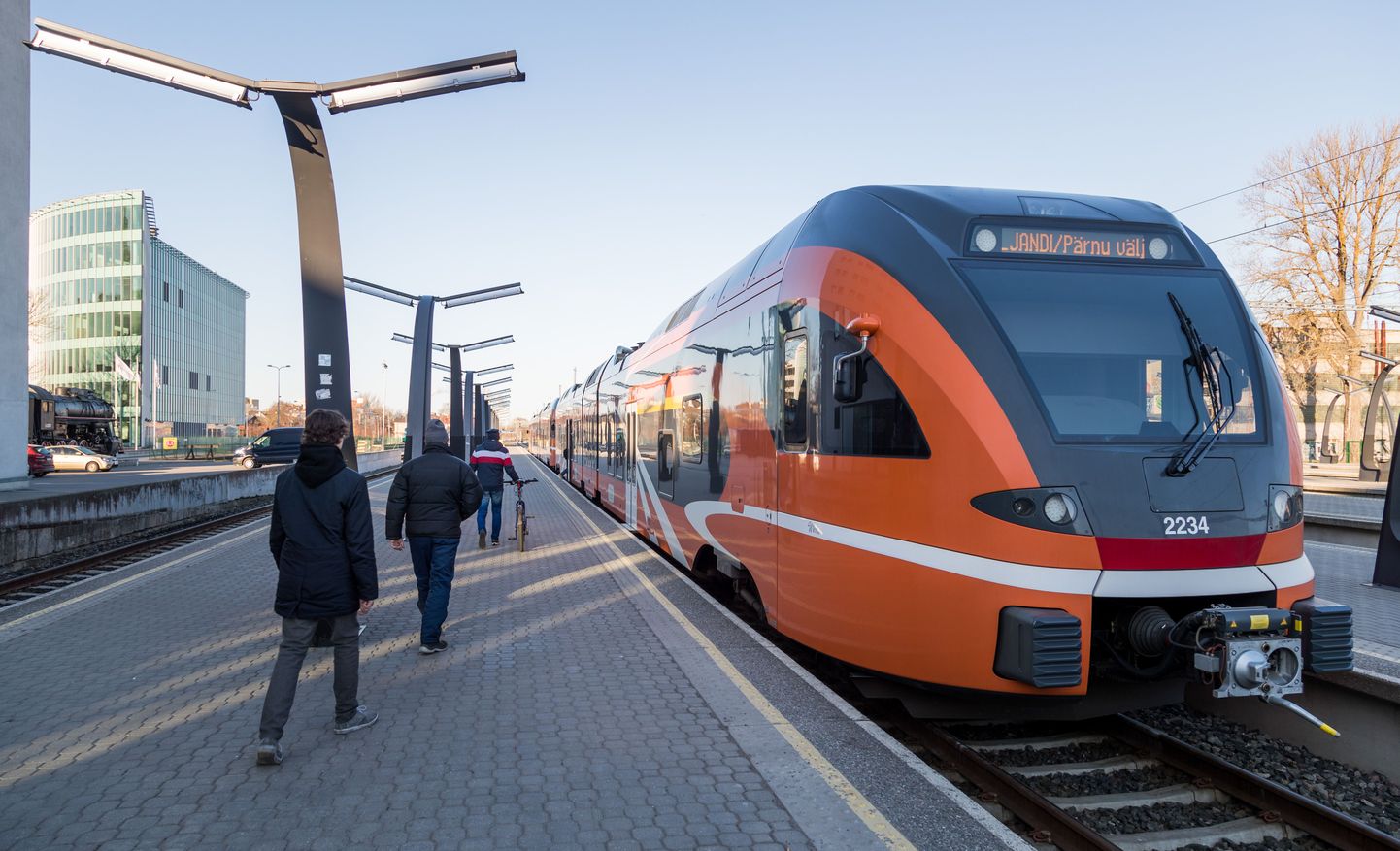 Elroni rong, 18.04.2017
Hommikune Tallinn-Pärnu rong Balti Jaamas, rahvas läheb rongile. 
FOTO: MIHKEL MARIPUU/POSTIMEES