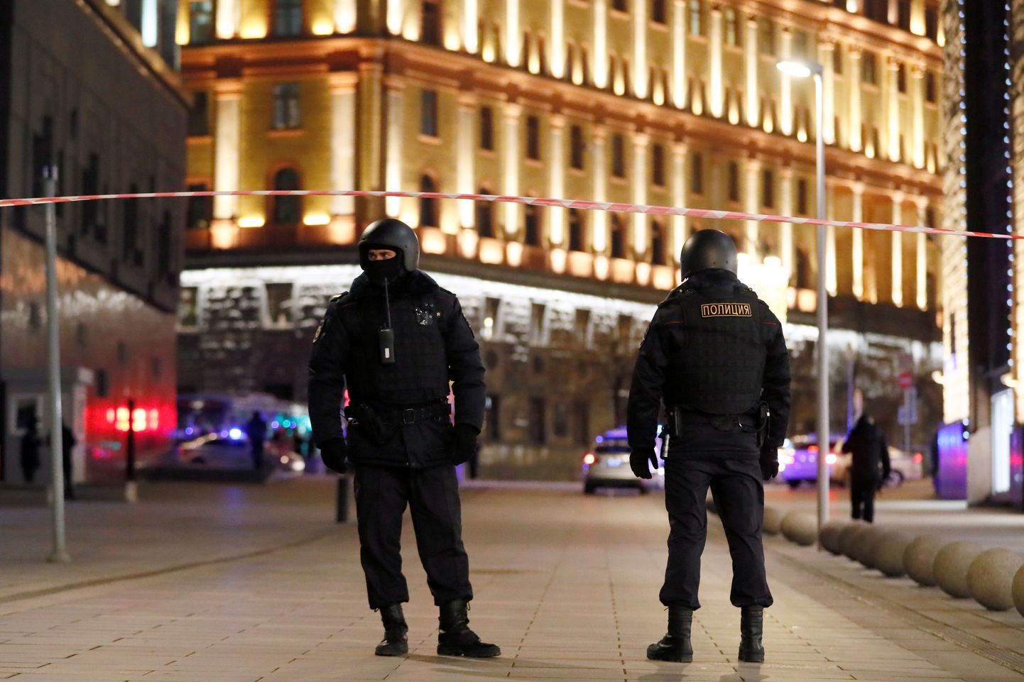 Julgeolekutöötajad FSB peakorteri ees Moskvas.