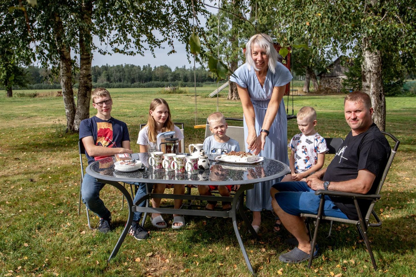 Tabria külas on Aru talu pere aja maha võtnud ja kogunenud õues ümber laua, et nautida ema Kätlin Aassalu valmistatud küpsisetorti. Vasakult lapsed Rasmus, Loviise ja Raimond, emast teisel pool Roland ja pereisa Ranno Aassalu.