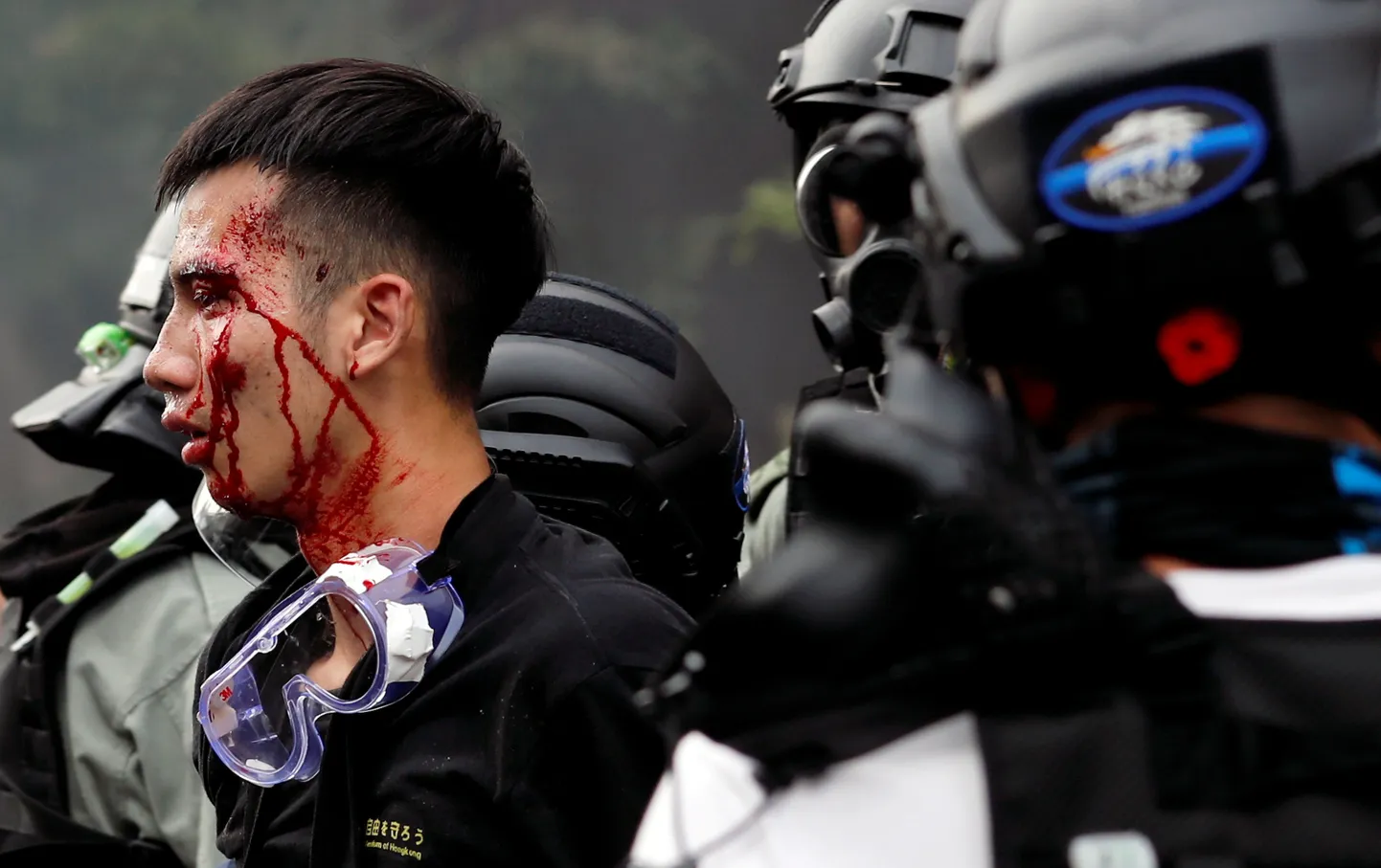 Hongkongi politsei pidas kinni meeleavaldajaid Hongkongi polütehnilise ülikooli juures kokkupõrgetes korrakaitsjatega 2019. aasta 18. novembril. Hiina vastuoluline julgeolekuseadus annab korrakaitsjaile senisest märksa suuremad volitused ning hongkonglaste sõnul vähendab Suurbritannia endise asumaa autonoomiat.