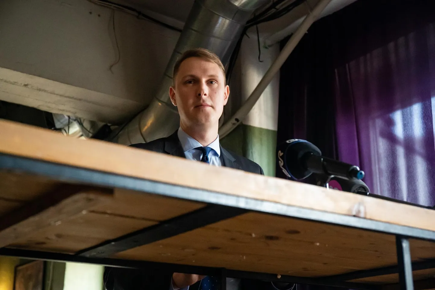 Riigikogu liige Raimond Kaljulaid 5. aprillil pressikonverentsil, kus teatas, et lahkub Keskerakonnast.