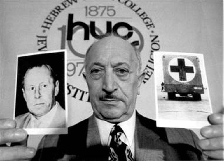 Natside püüdja Simon Wiesenthal Walter Rauffi pildiga 1973. aastal.