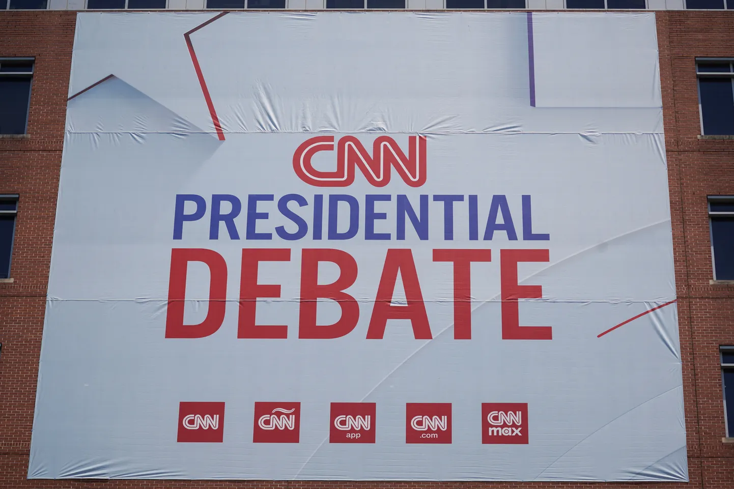 Joe Bideni ja Donald Trumpi teledebati plakat Atlantas 24. juunil 2024.