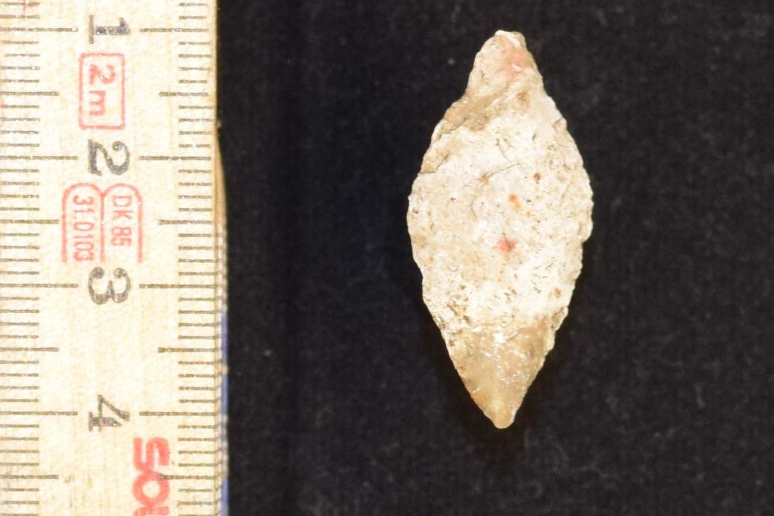 Massu põldudelt leiti aprillikuise seire käigus üks kiviajast pärinev nooleots.