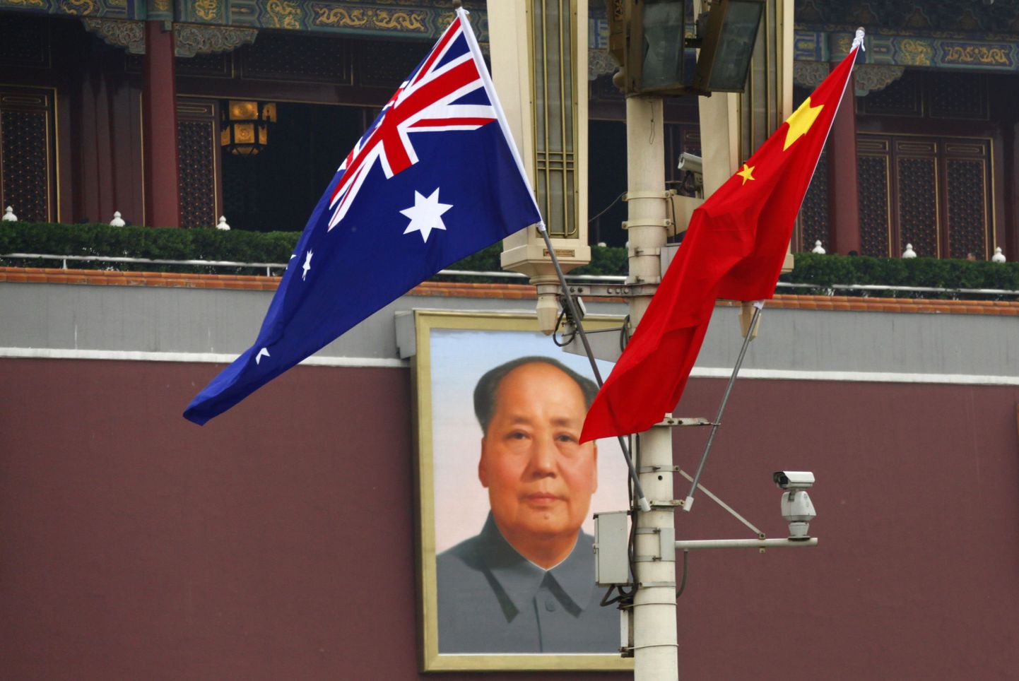 Austraalia ja Hiina lipud Pekingi Tiananmeni väljakul esimees Mao Zedongi portree ees. Austraalia peaministri Julia Gillardi visiit Hiinasse kestab tänasest neljapäevani.