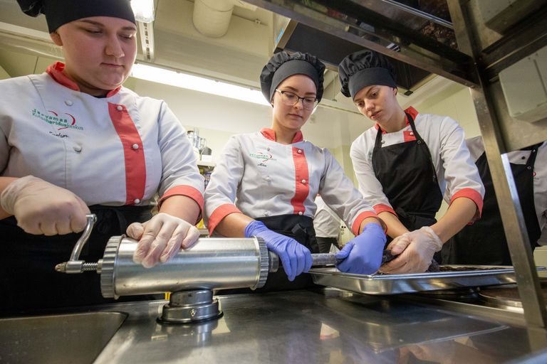 Evelyn Jõeloo (vasakult), Alice Adamson ja Moonika Tammsaar teevad Järvamaa kutsehariduskeskuse kokaõpingute käigus elus esimest korda verivorste.