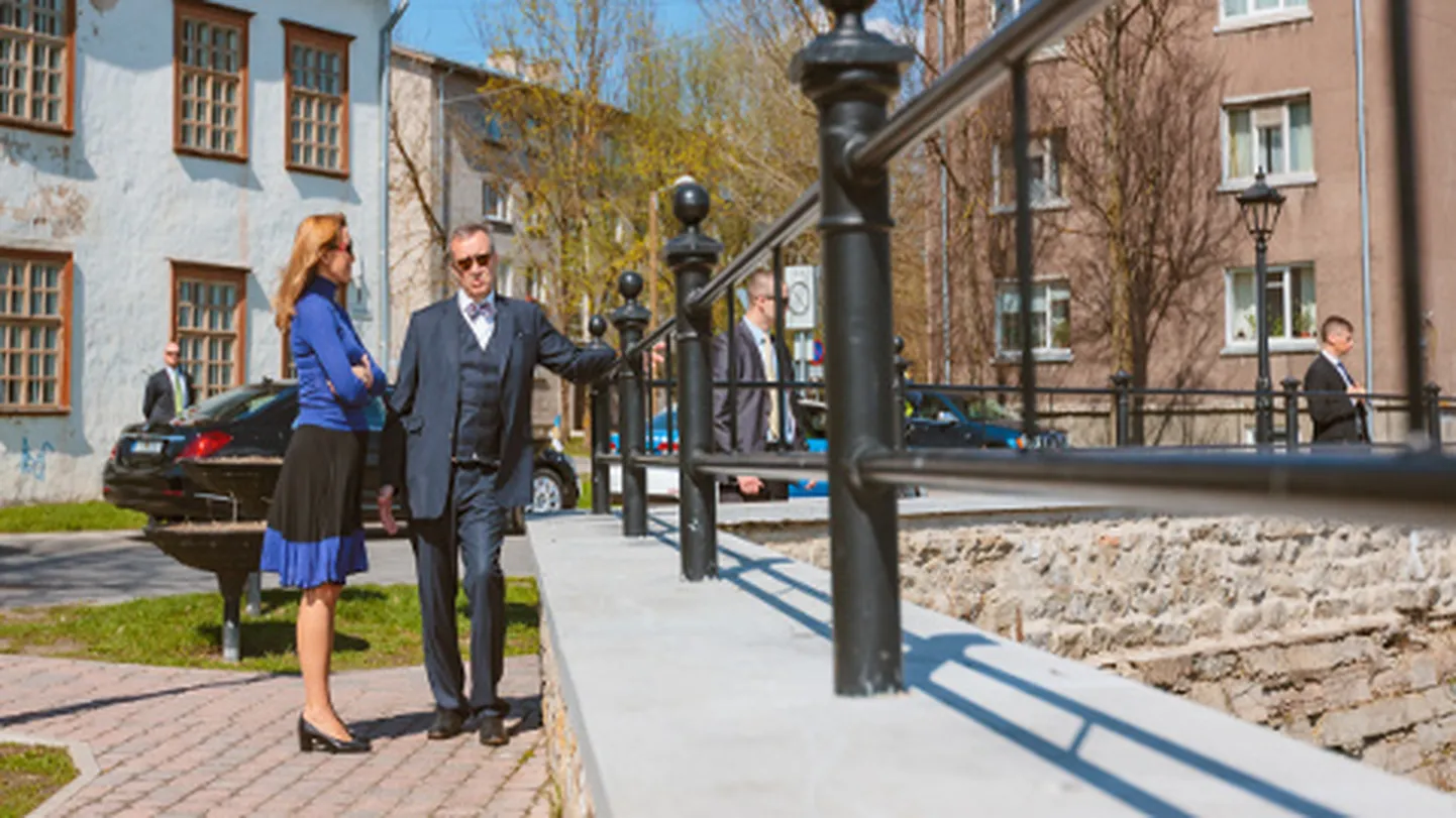 Eile enne Tallinna sõitu põikas presidendipaar ka Narva promenaadile, et sealt, iidse bastioni tipust, nautida kahekesi kaunist vaadet Venemaale kuuluvale vastaskaldale ja kahele piiriäärsele kindlusele.