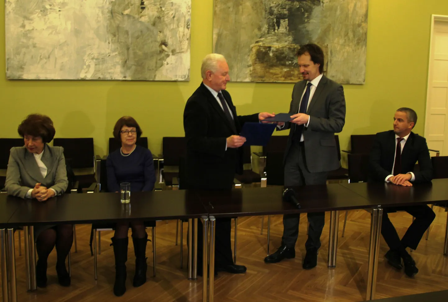 Kultuuriminister Indrek Saar ja teenistujate ametiliitude keskorganisatsiooni TALO juhatuse esimees Ago Tuuling allkirjastasid ühiste kavatsuste kokkuleppe.